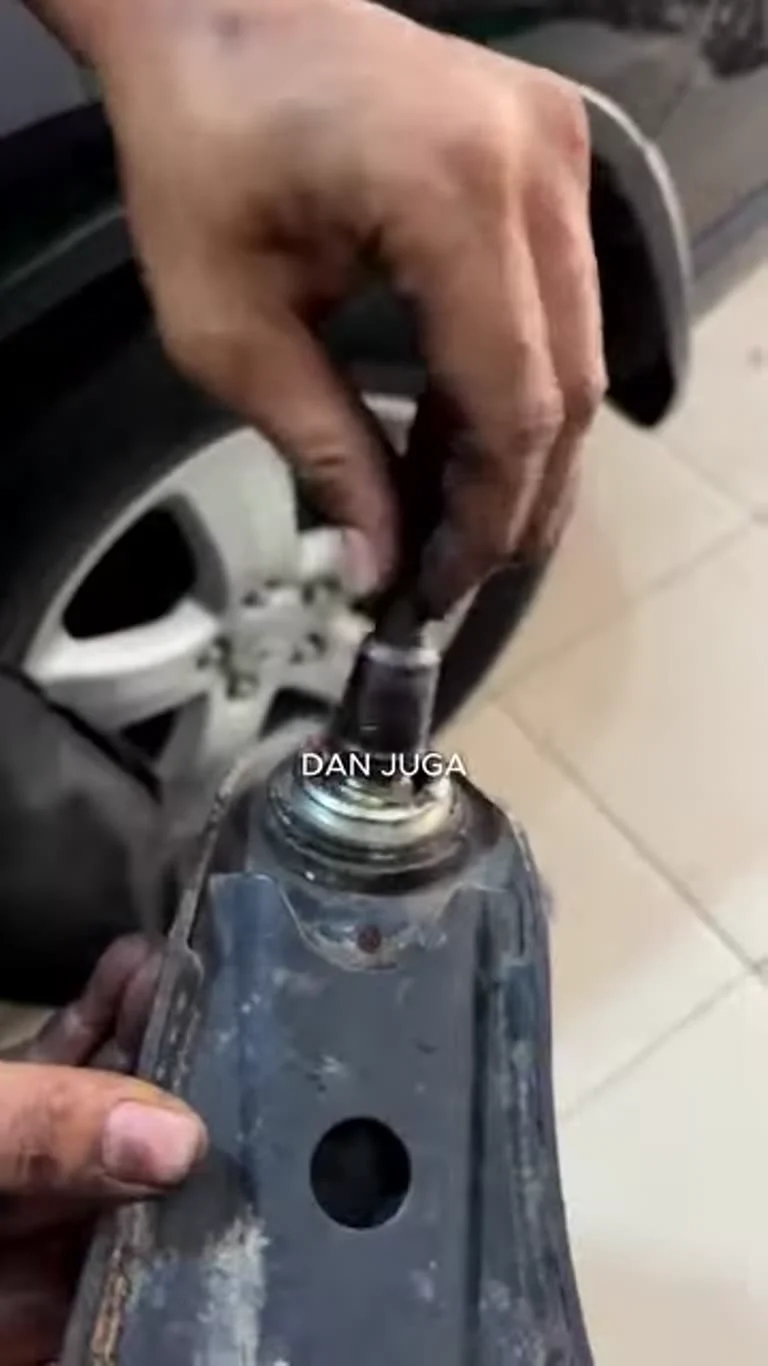 Pemeriksaan komponen kaki-kaki Toyota Avanza di Bengkel Dad